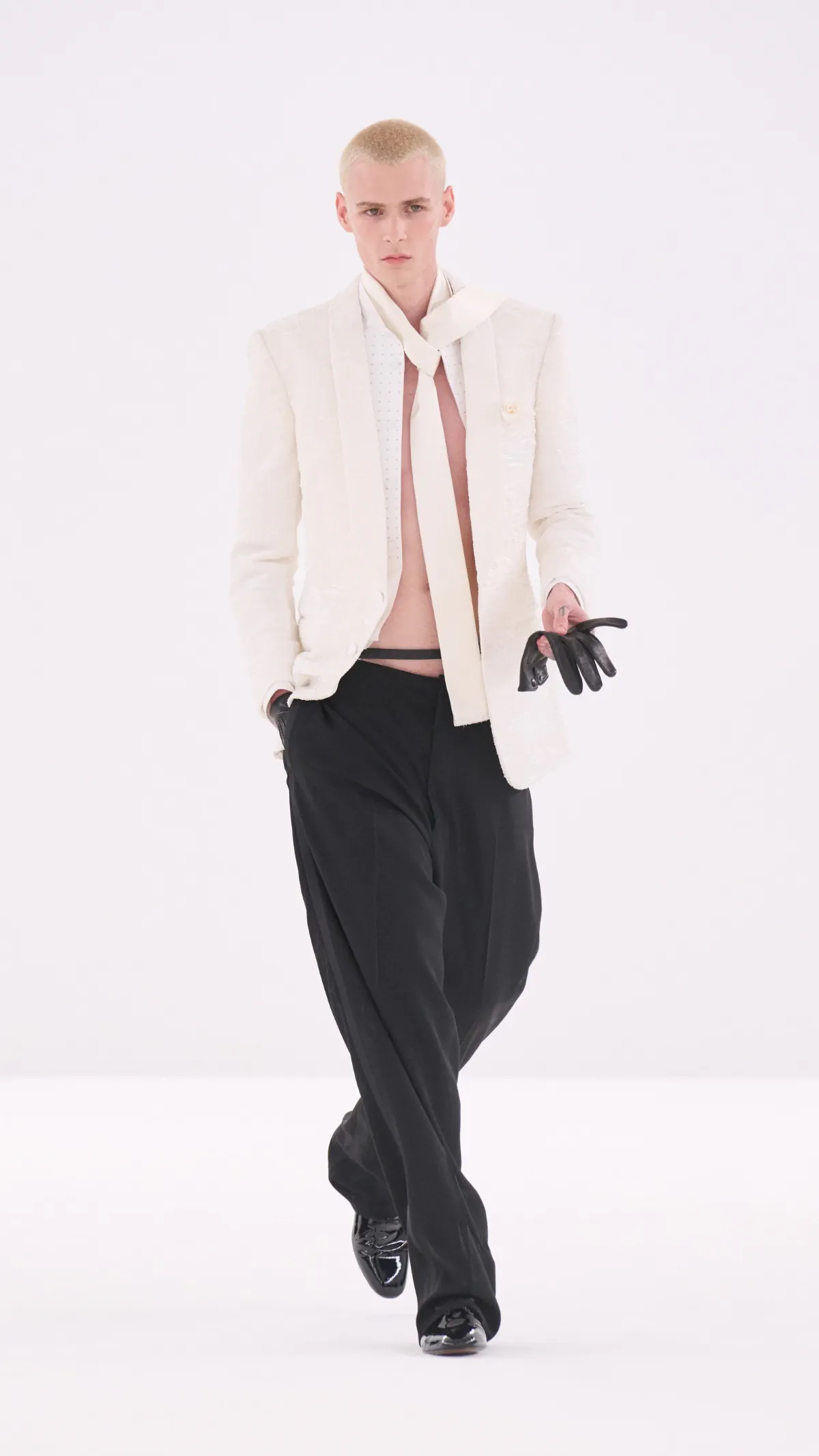 Tom Ford automne 2026 : Haider Ackermann signe un retour magistral du costume masculin