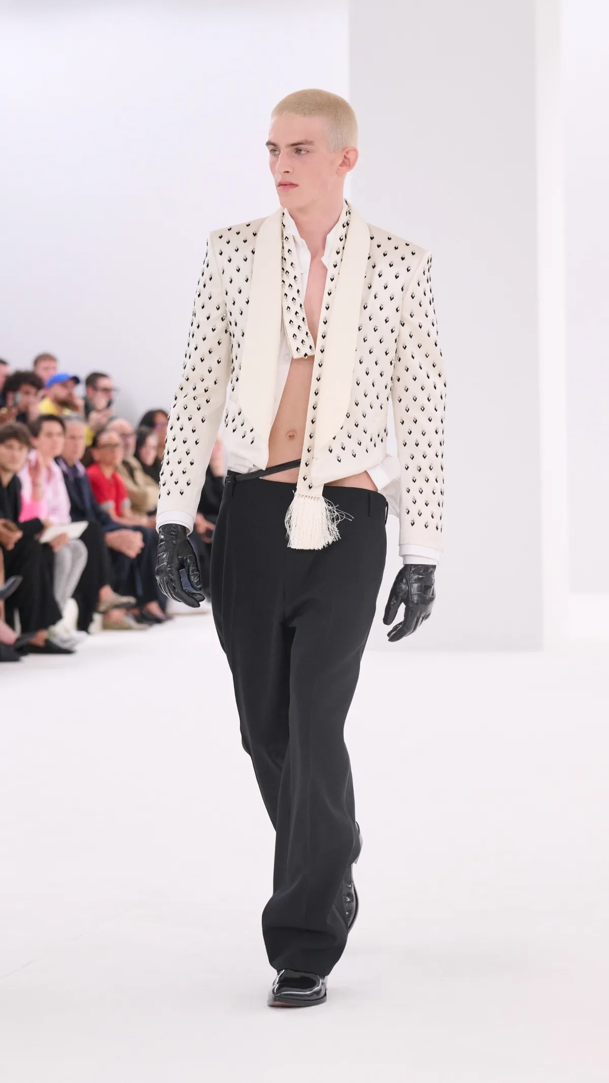 Tom Ford automne 2026 : Haider Ackermann signe un retour magistral du costume masculin