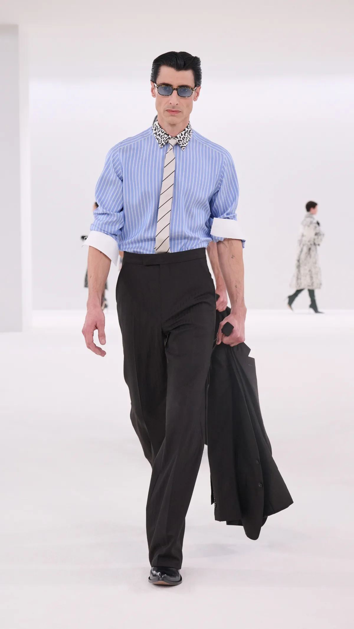 Tom Ford automne 2026 : Haider Ackermann signe un retour magistral du costume masculin