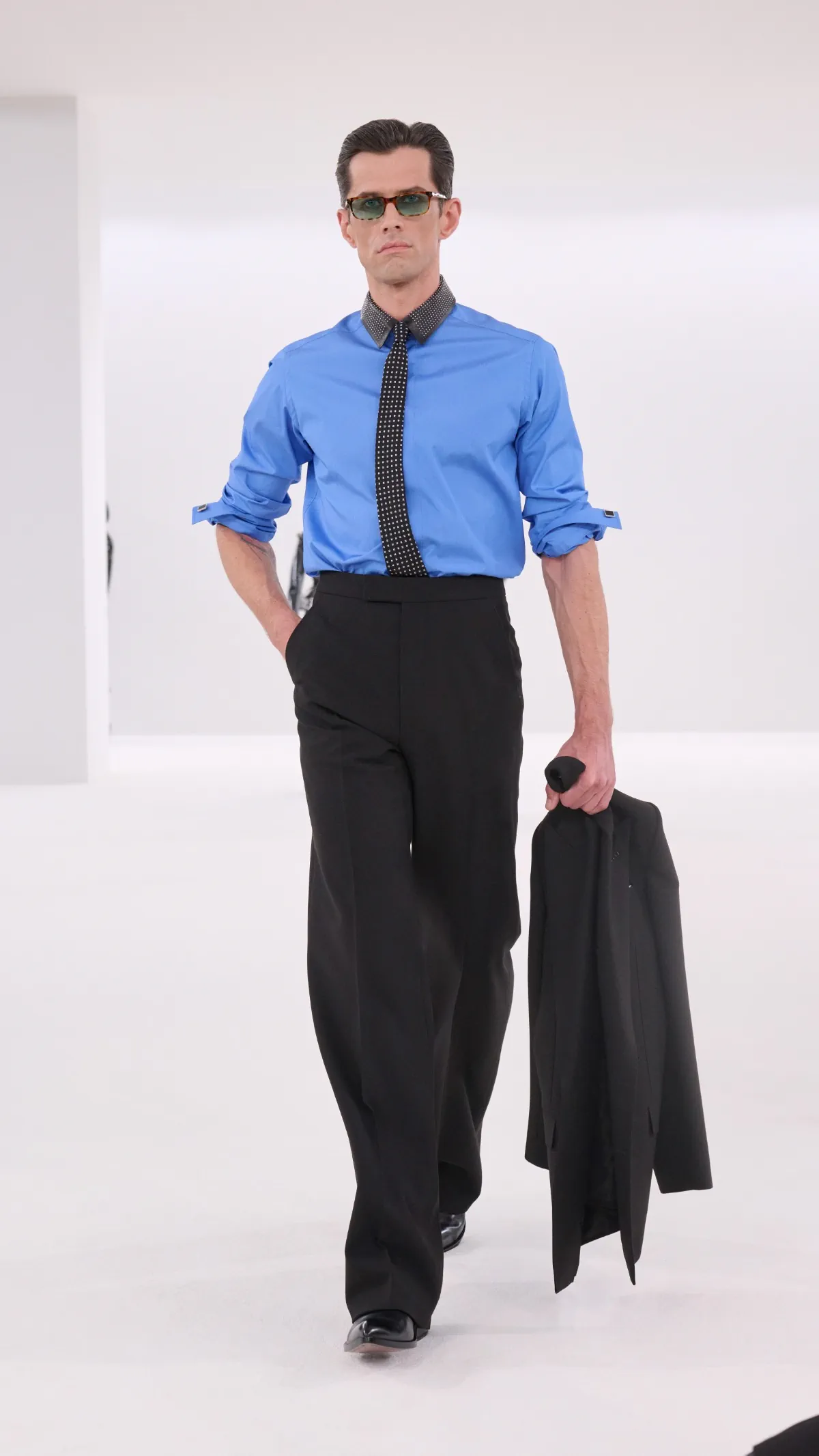 Tom Ford automne 2026 : Haider Ackermann signe un retour magistral du costume masculin