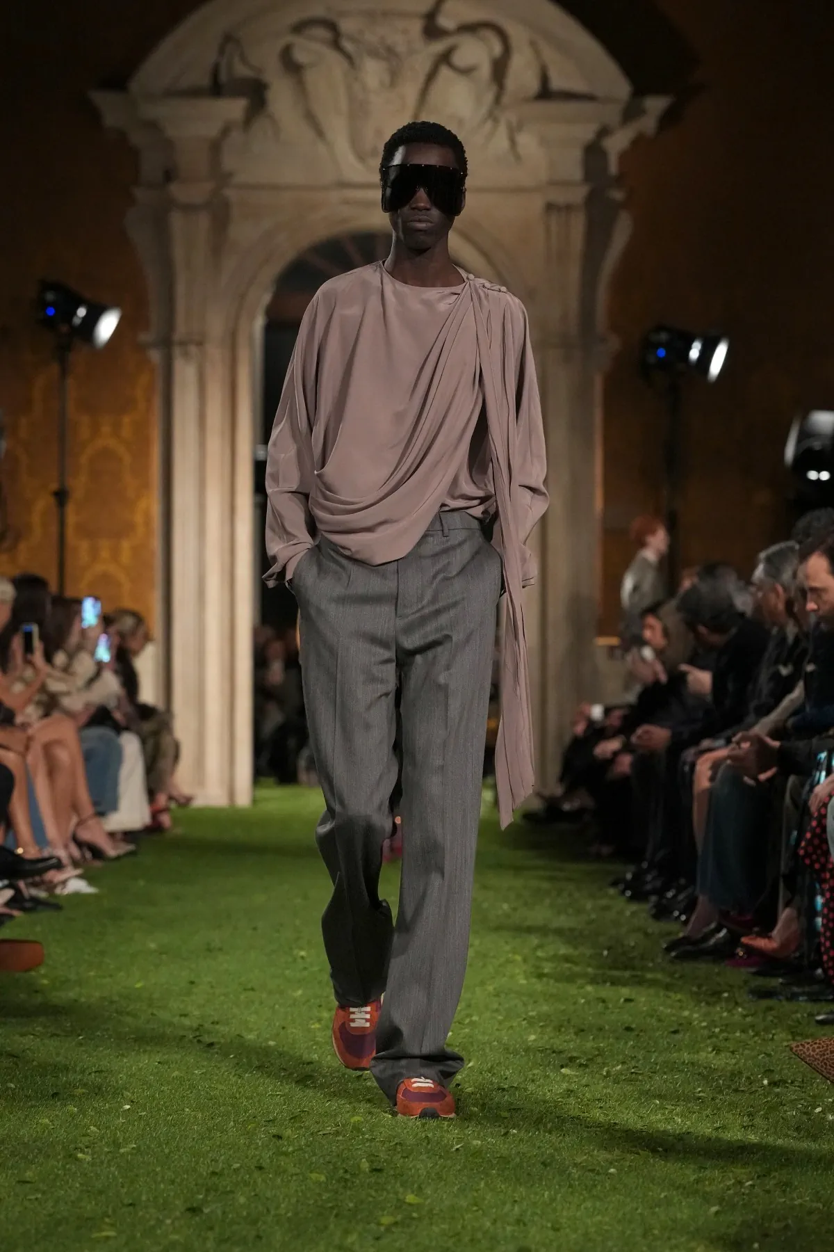 Valentino automne 2026 : héritage Garavani et nouvelle liberté masculine