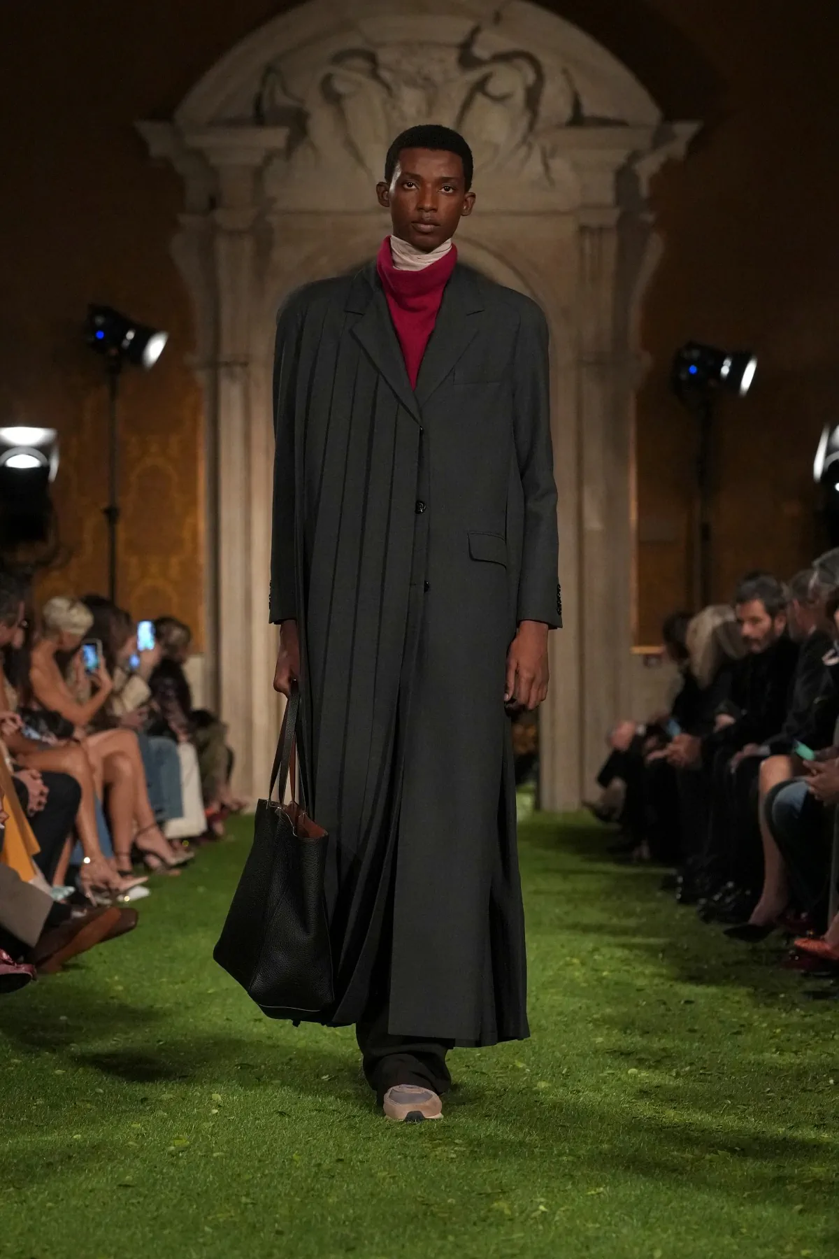 Valentino automne 2026 : héritage Garavani et nouvelle liberté masculine