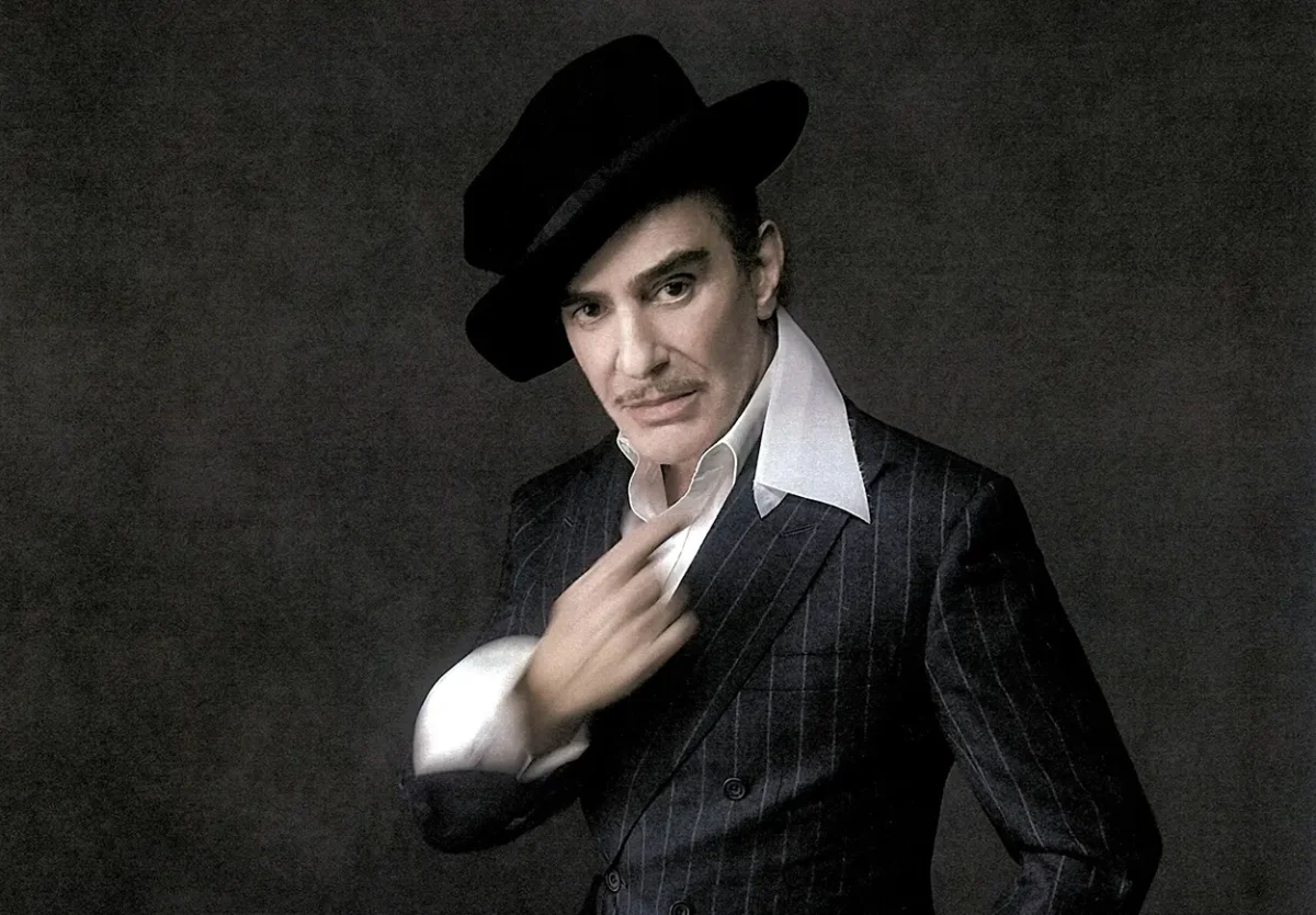 John Galliano invité à réinterpréter les archives de ZARA, un virage stratégique qui intrigue toute l’industrie