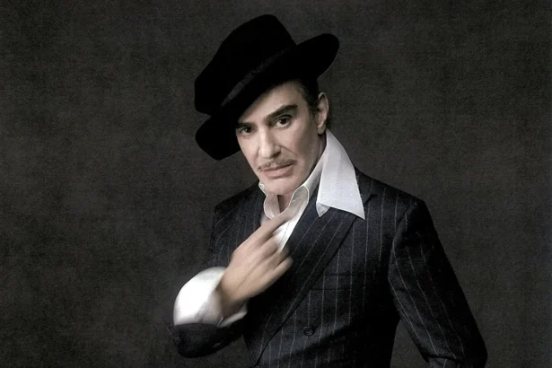 John Galliano invité à réinterpréter les archives de ZARA, un virage stratégique qui intrigue toute l’industrie