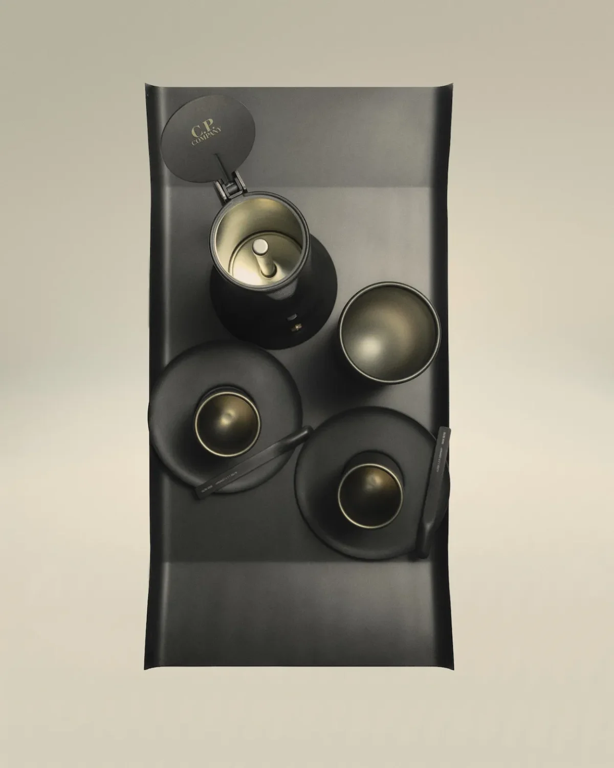 À la Milan Design Week 2026, Alessi et C.P. Company signent une collaboration inédite