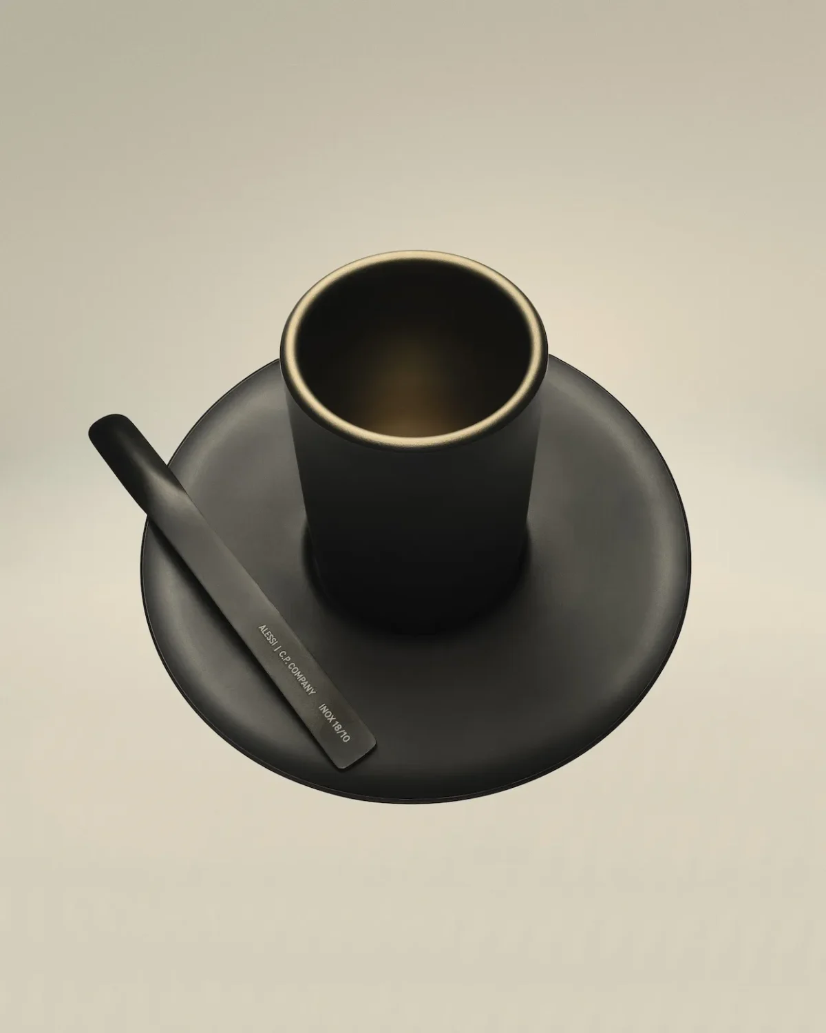 À la Milan Design Week 2026, Alessi et C.P. Company signent une collaboration inédite