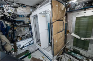 Comment fonctionne le système universel de gestion des déchets (toilettes) en apesanteur ?