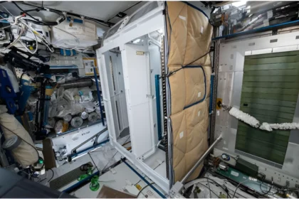 Comment fonctionne le système universel de gestion des déchets (toilettes) en apesanteur ?