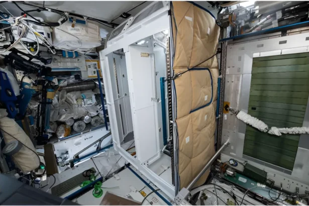 Comment fonctionne le système universel de gestion des déchets (toilettes) en apesanteur ?