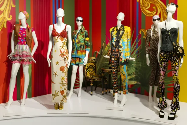 L'exposition Gianni Versace Rétrospective au musée Maillol offre à Paris son premier grand hommage au couturier depuis près de quarante ans