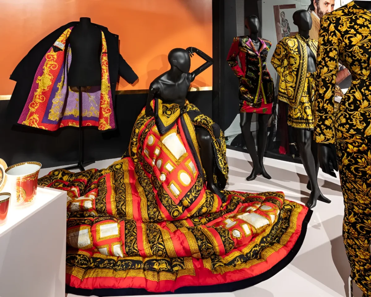 L'exposition Gianni Versace Rétrospective au musée Maillol offre à Paris son premier grand hommage au couturier depuis près de quarante ans