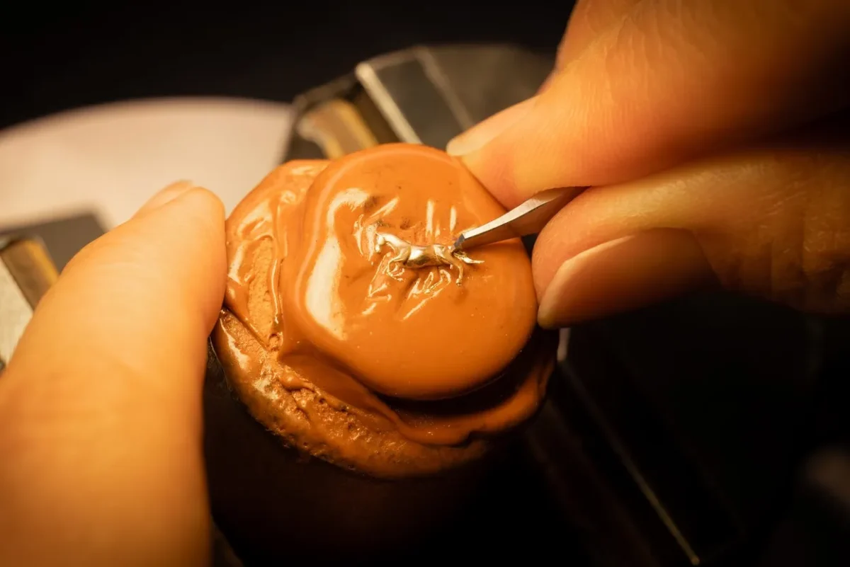 La GENUS GNS2 Eternal Gallop Masterpiece réinvente le mouvement orbital avec cinq chevaux en or