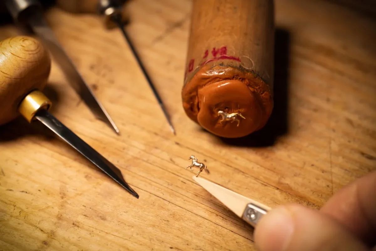 La GENUS GNS2 Eternal Gallop Masterpiece réinvente le mouvement orbital avec cinq chevaux en or