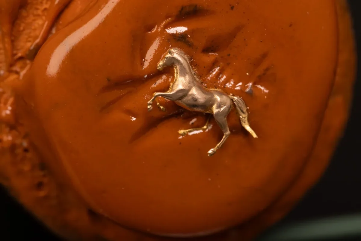 La GENUS GNS2 Eternal Gallop Masterpiece réinvente le mouvement orbital avec cinq chevaux en or