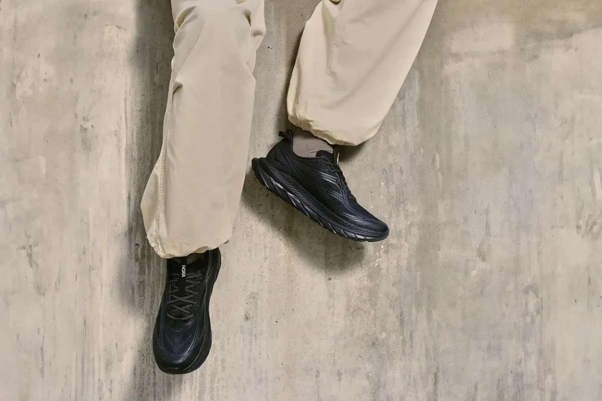 La nouvelle HOKA Mach Remastered réussit son virage urbain sans perdre son ADN