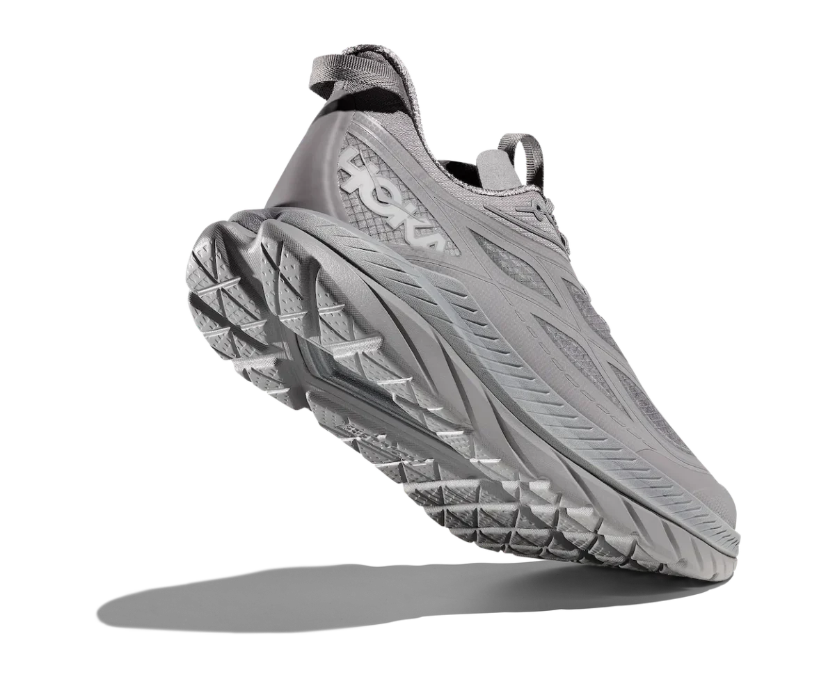 La nouvelle HOKA Mach Remastered réussit son virage urbain sans perdre son ADN