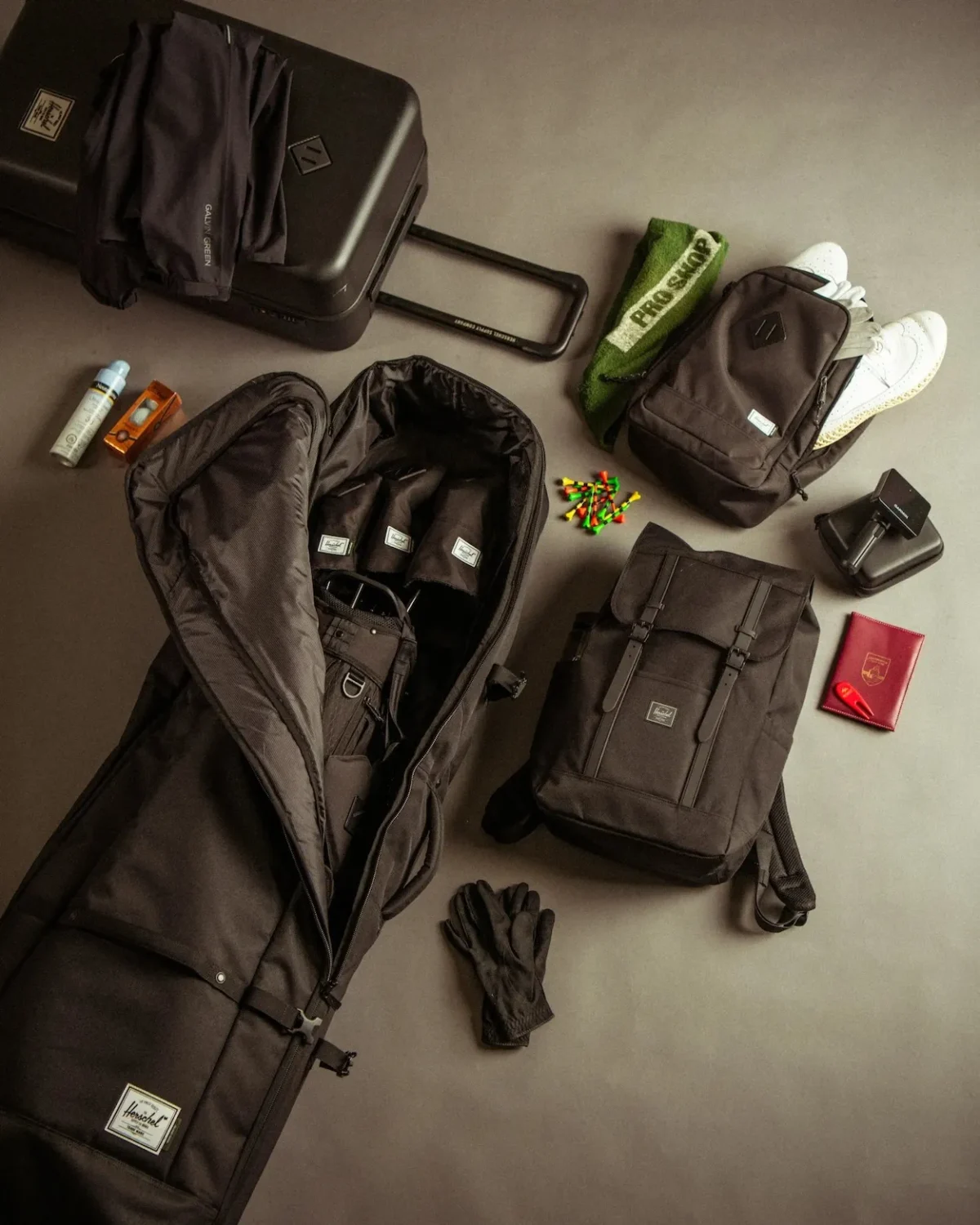 Herschel Supply s'invite sur les greens avec une gamme complète d'accessoires de golf