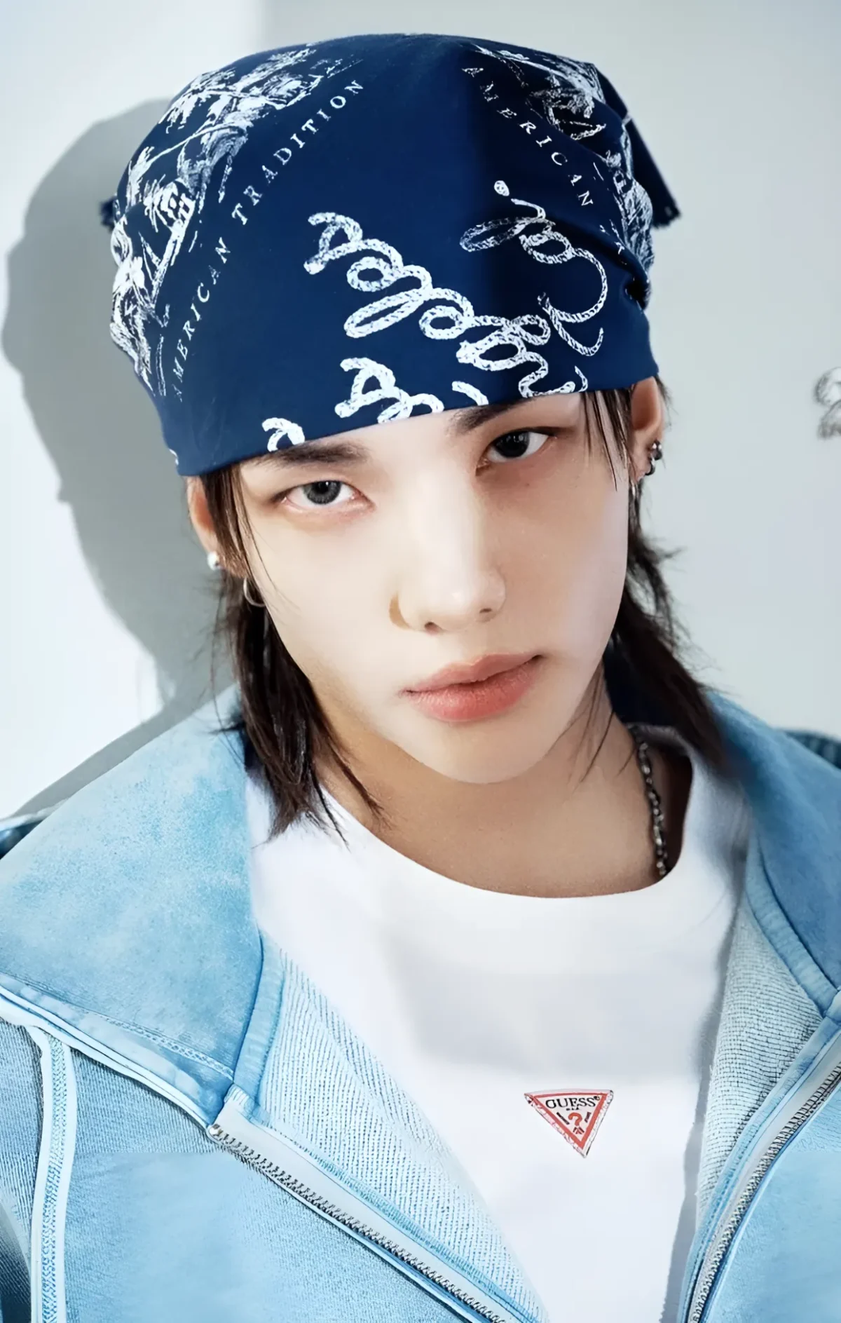 Hyunjin incarne la campagne Guess printemps/été 2026 avec une vision renouvelée du denim