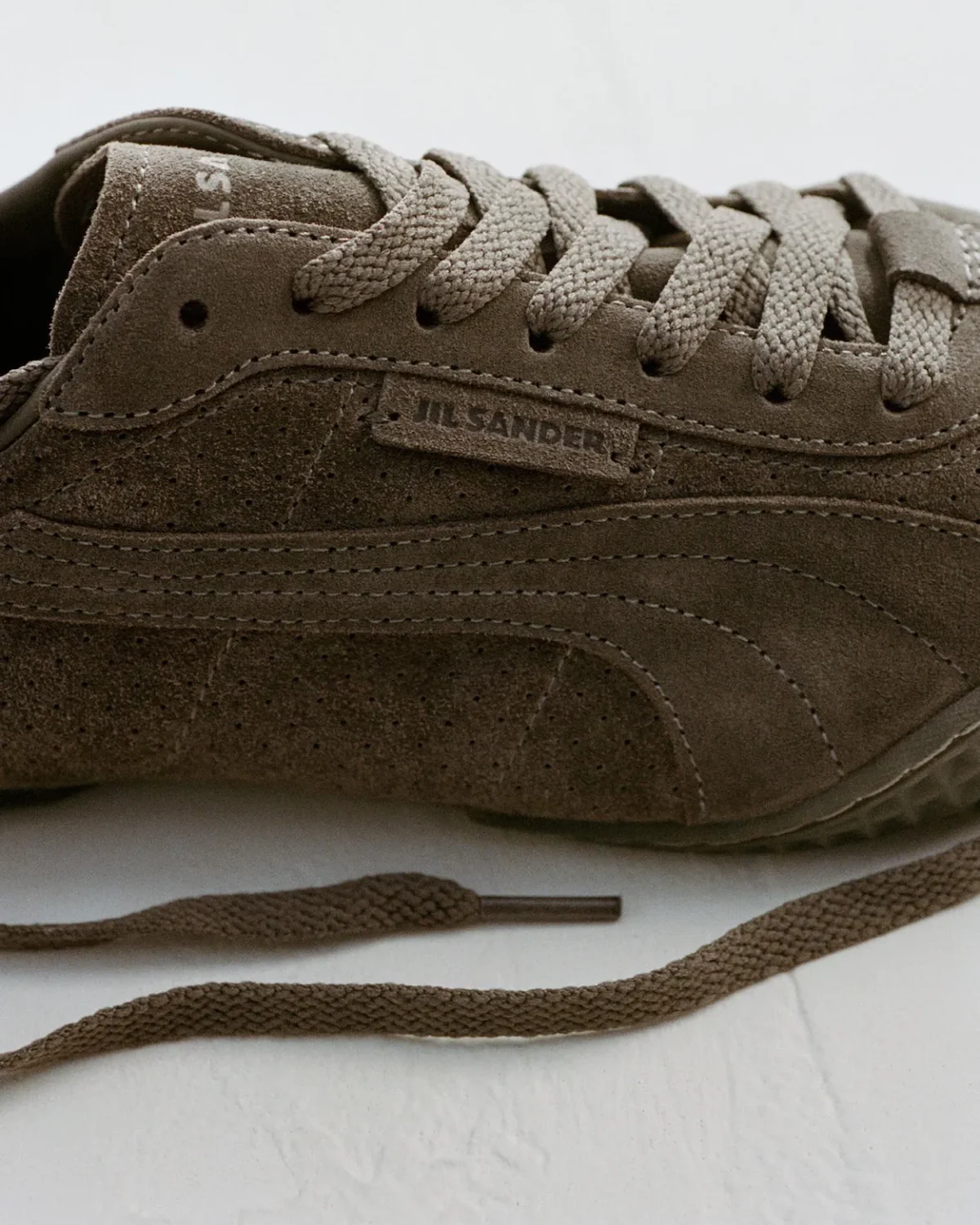 PUMA et Jil Sander relancent leur collaboration avec la sneaker K-Street au design minimaliste