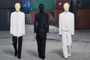 Maison Margiela Fall Winter 2026 0 Maison Margiela réinvente le tailleur masculin avec un défilé automne 2026 radical à Shanghai