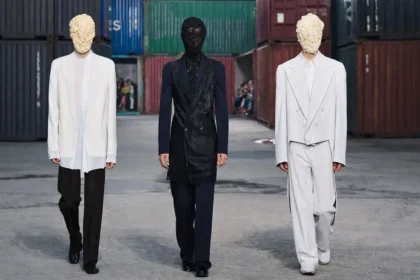 Maison Margiela réinvente le tailleur masculin avec un défilé automne 2026 radical à Shanghai