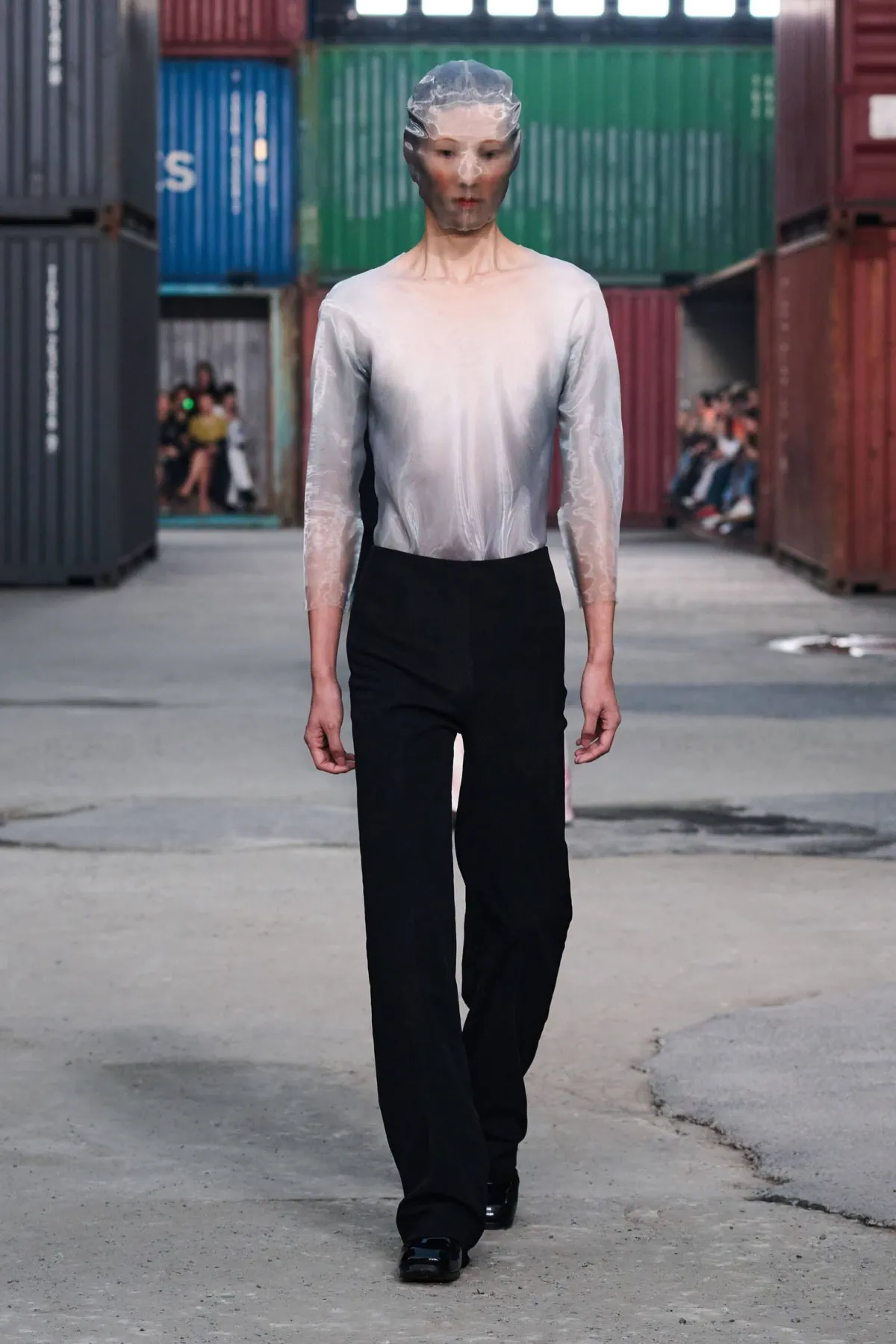 Maison Margiela Fall Winter 2026 1 Maison Margiela réinvente le tailleur masculin avec un défilé automne 2026 radical à Shanghai