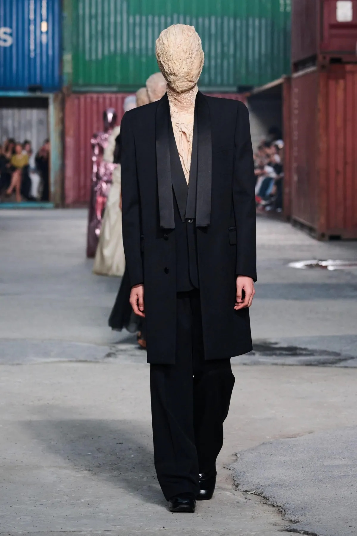 Maison Margiela réinvente le tailleur masculin avec un défilé automne 2026 radical à Shanghai