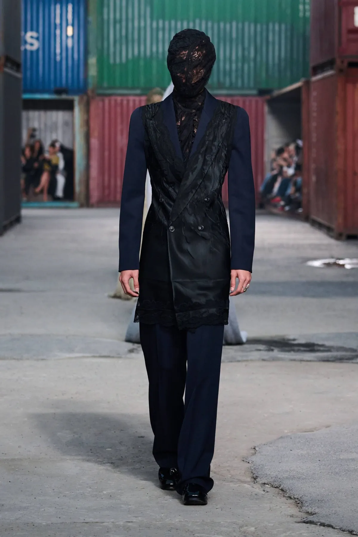 Maison Margiela réinvente le tailleur masculin avec un défilé automne 2026 radical à Shanghai