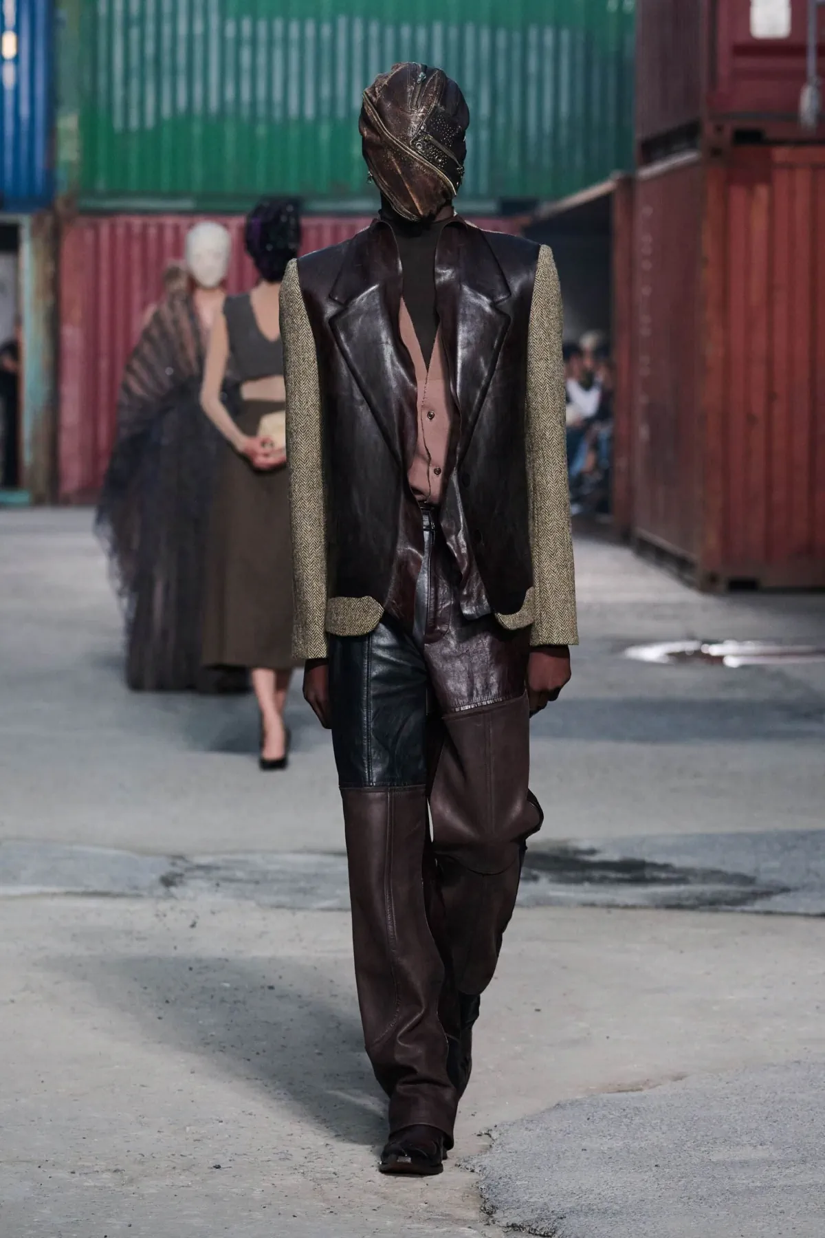 Maison Margiela réinvente le tailleur masculin avec un défilé automne 2026 radical à Shanghai