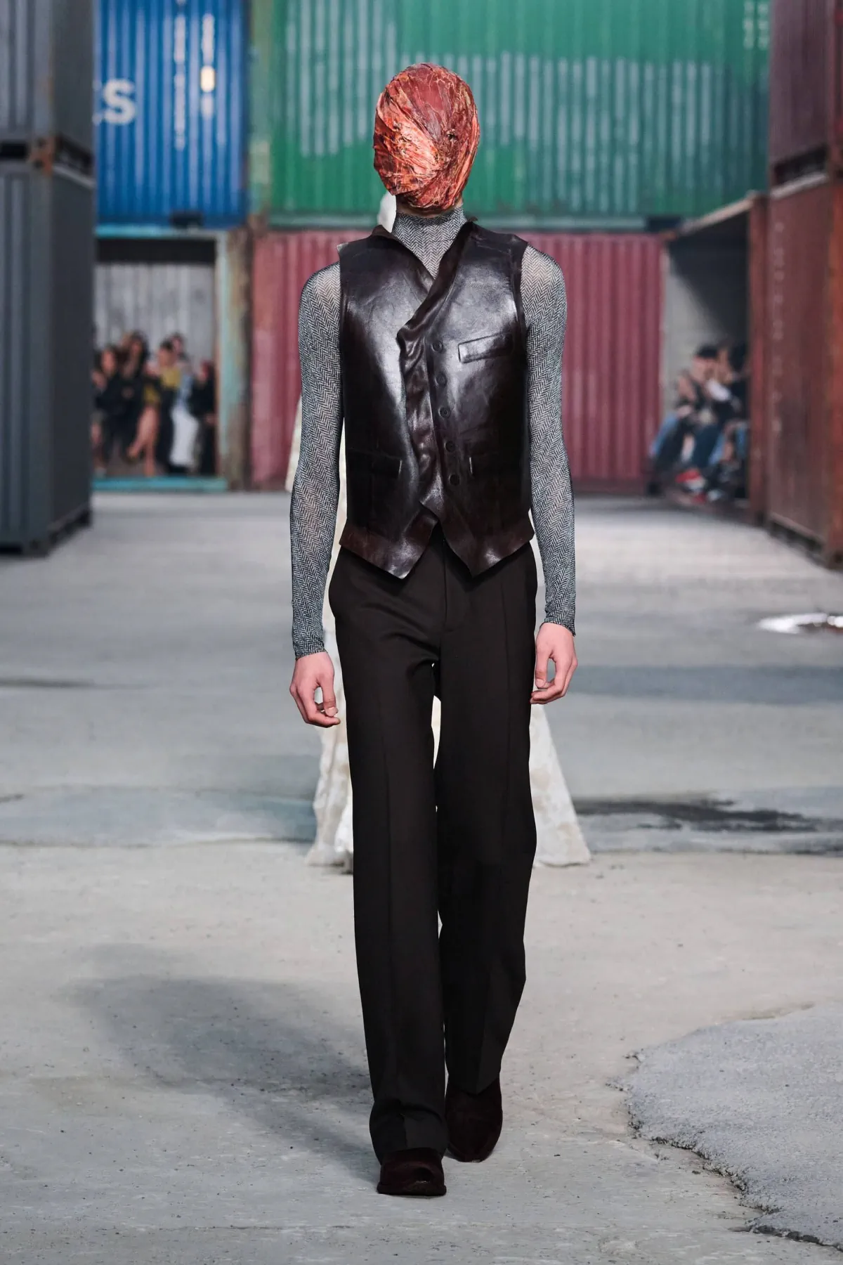 Maison Margiela réinvente le tailleur masculin avec un défilé automne 2026 radical à Shanghai