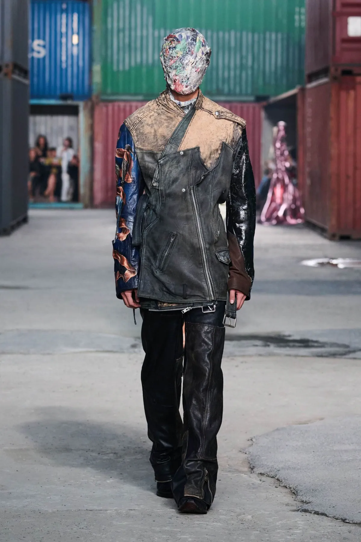 Maison Margiela réinvente le tailleur masculin avec un défilé automne 2026 radical à Shanghai