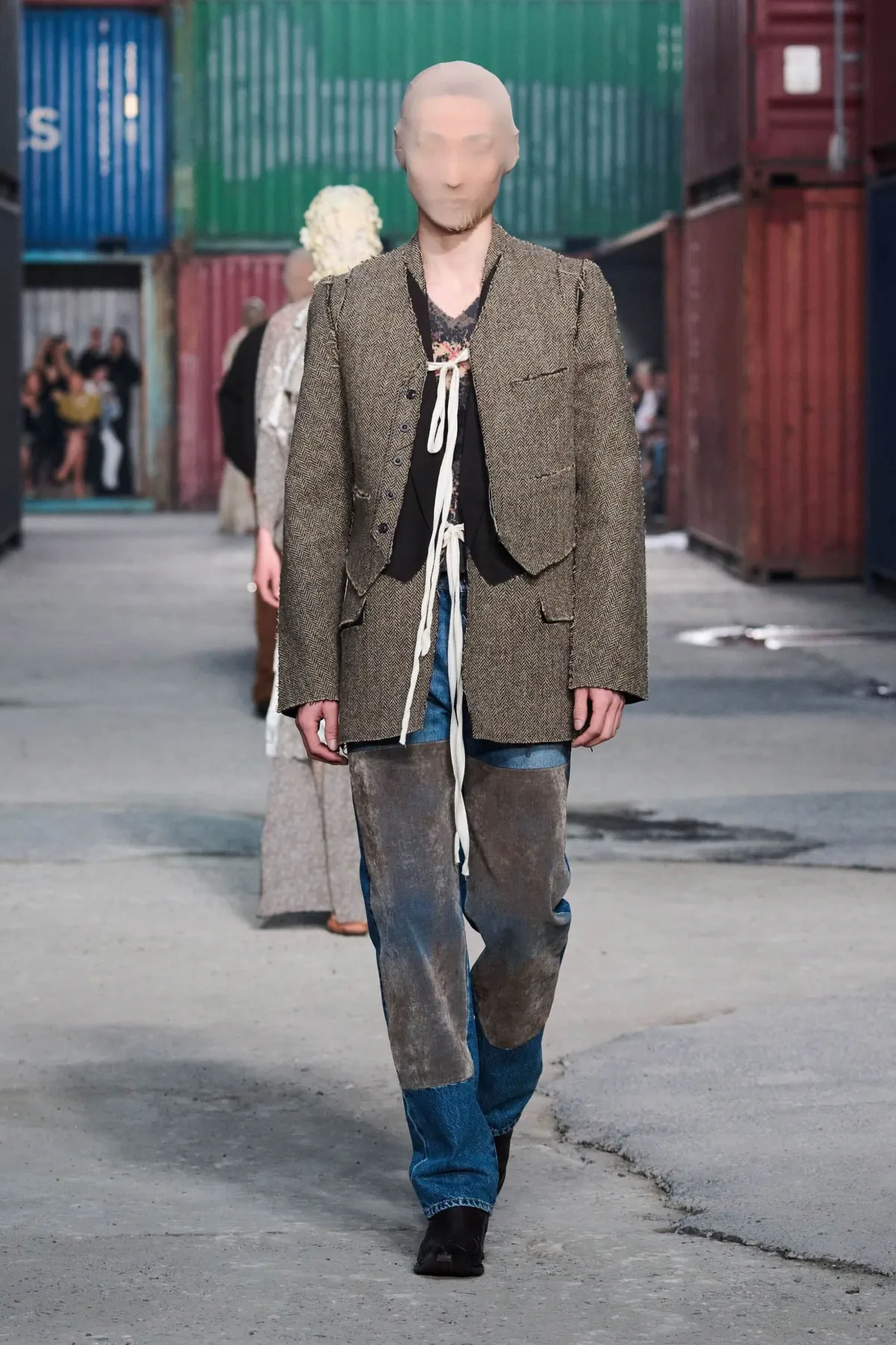 Maison Margiela réinvente le tailleur masculin avec un défilé automne 2026 radical à Shanghai