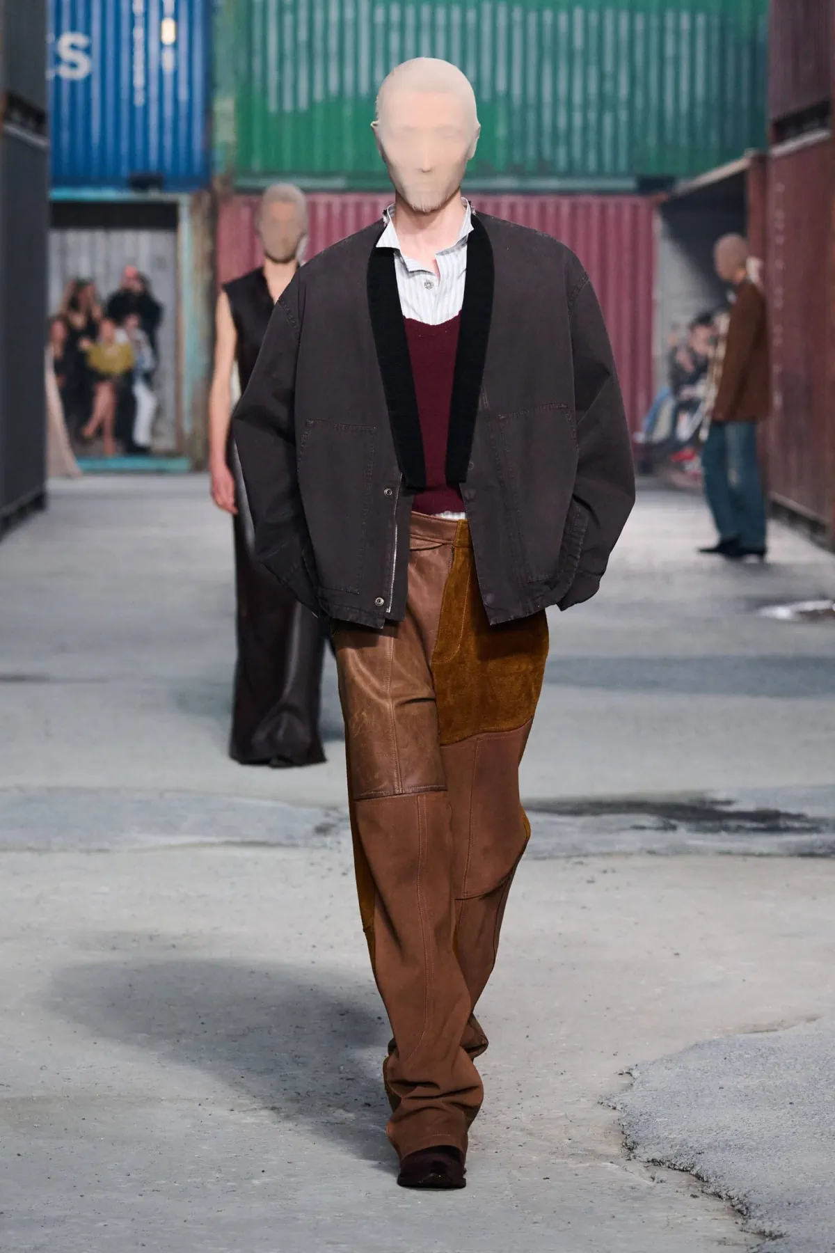 Maison Margiela réinvente le tailleur masculin avec un défilé automne 2026 radical à Shanghai