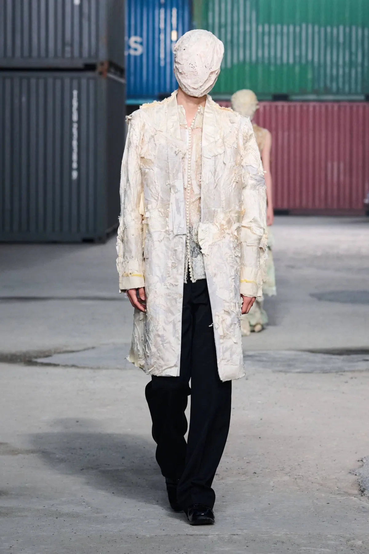 Maison Margiela réinvente le tailleur masculin avec un défilé automne 2026 radical à Shanghai