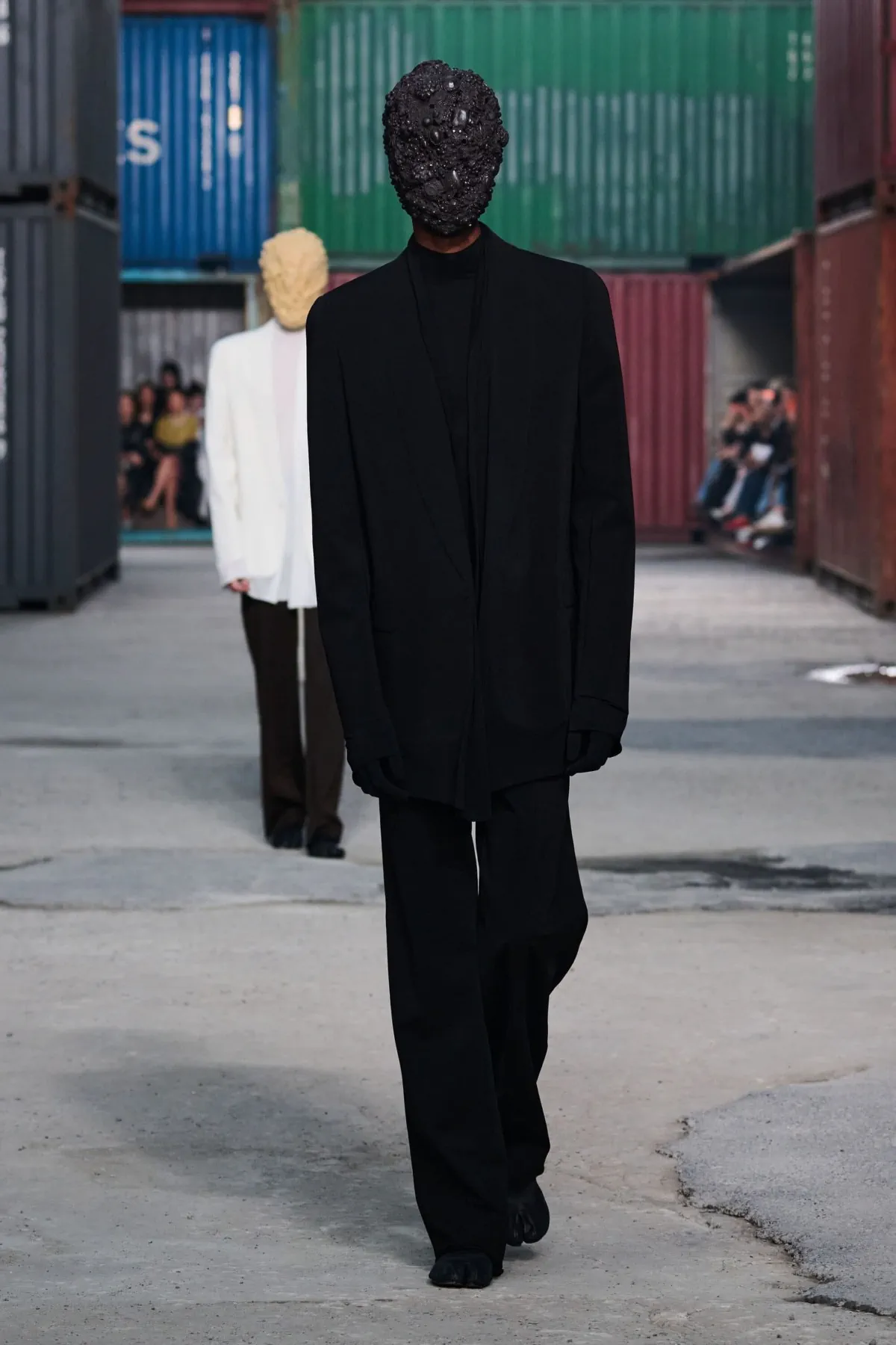 Maison Margiela Fall Winter 2026 2 Maison Margiela réinvente le tailleur masculin avec un défilé automne 2026 radical à Shanghai