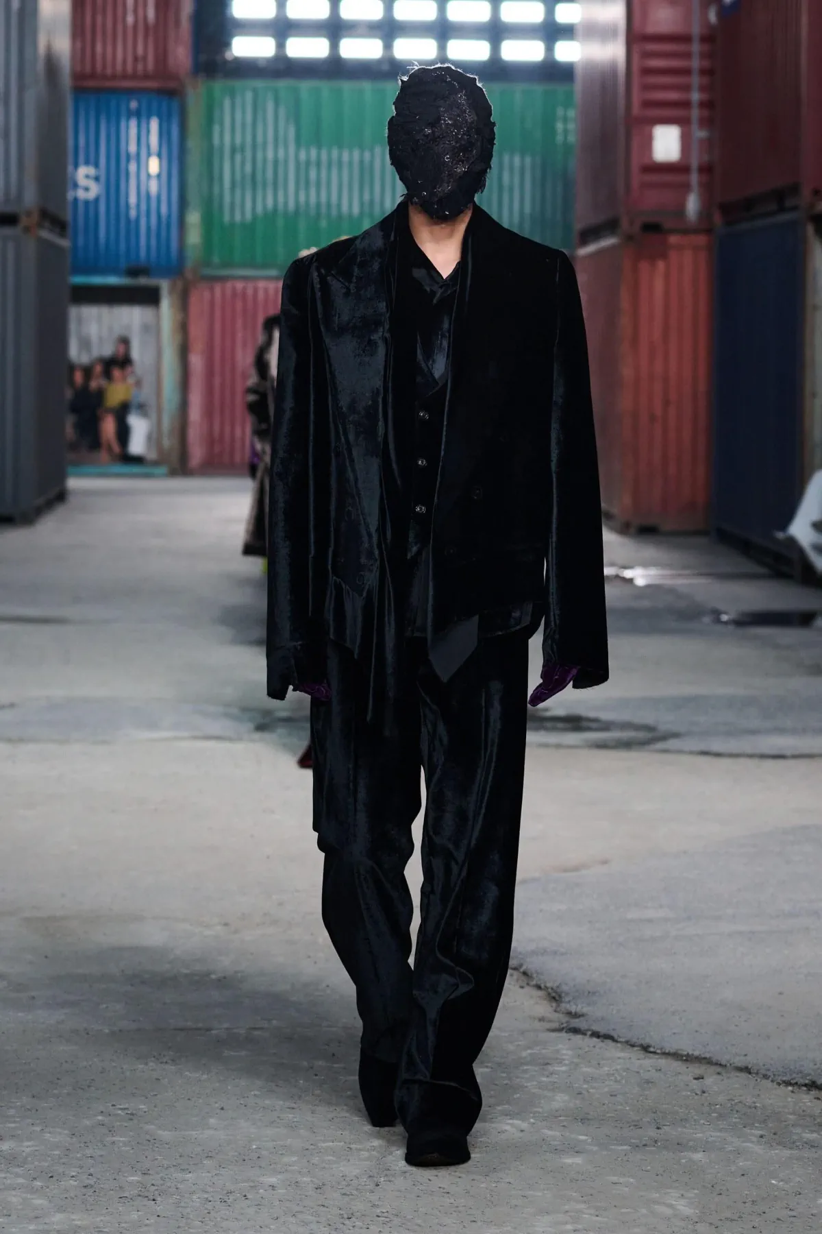 Maison Margiela réinvente le tailleur masculin avec un défilé automne 2026 radical à Shanghai