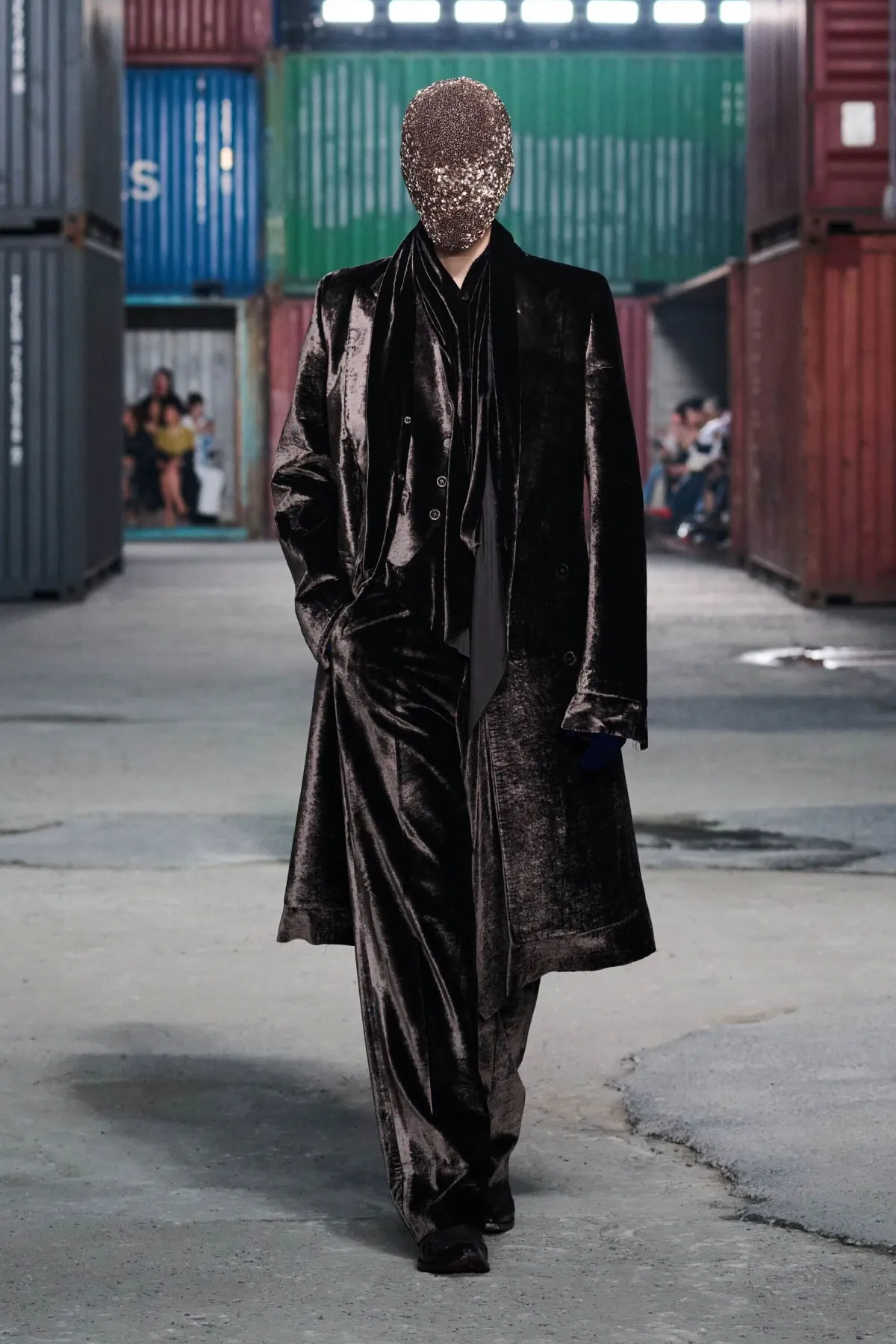 Maison Margiela réinvente le tailleur masculin avec un défilé automne 2026 radical à Shanghai