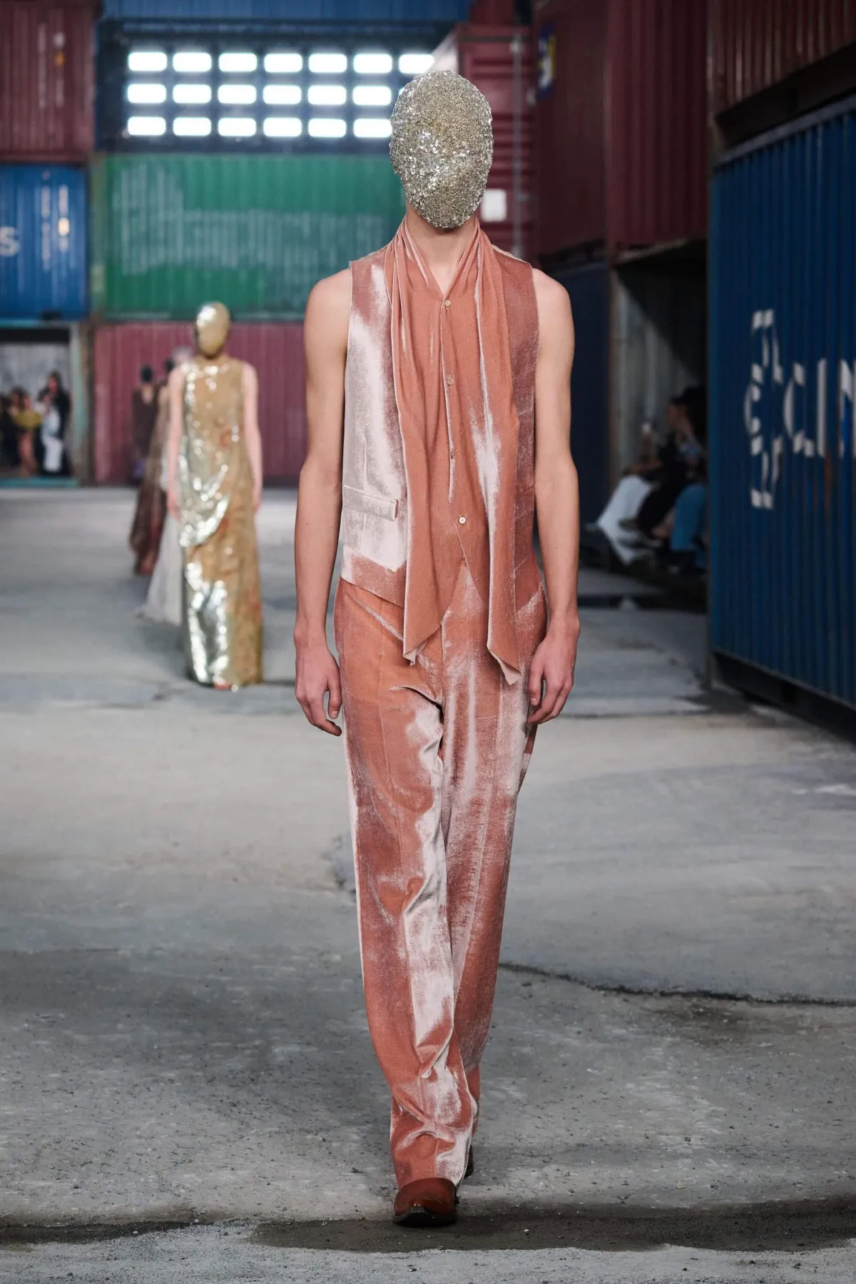 Maison Margiela réinvente le tailleur masculin avec un défilé automne 2026 radical à Shanghai