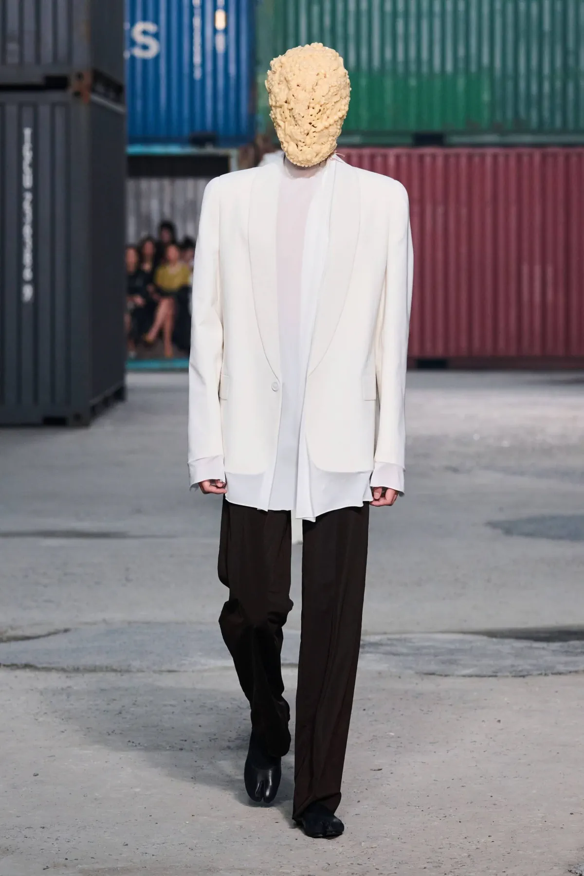 Maison Margiela Fall Winter 2026 3 Maison Margiela réinvente le tailleur masculin avec un défilé automne 2026 radical à Shanghai