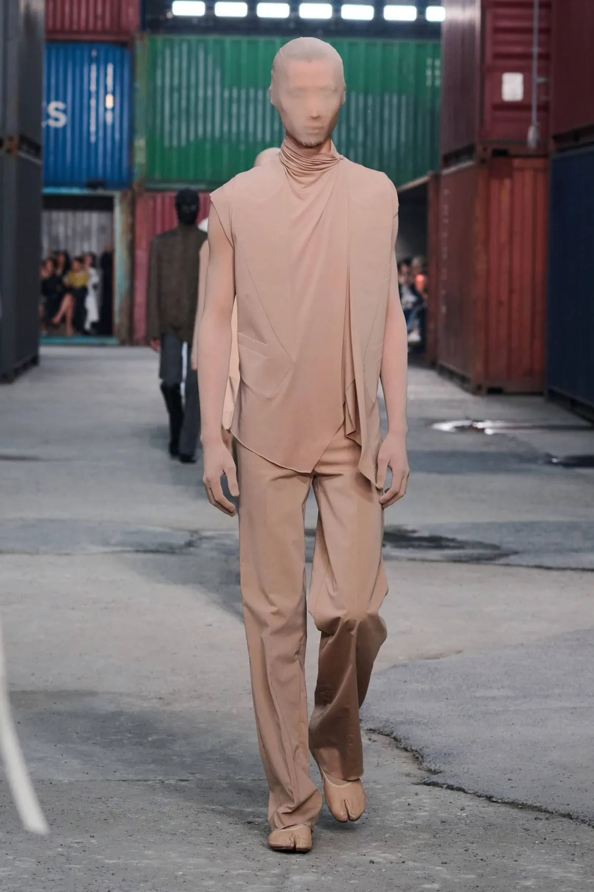 Maison Margiela réinvente le tailleur masculin avec un défilé automne 2026 radical à Shanghai
