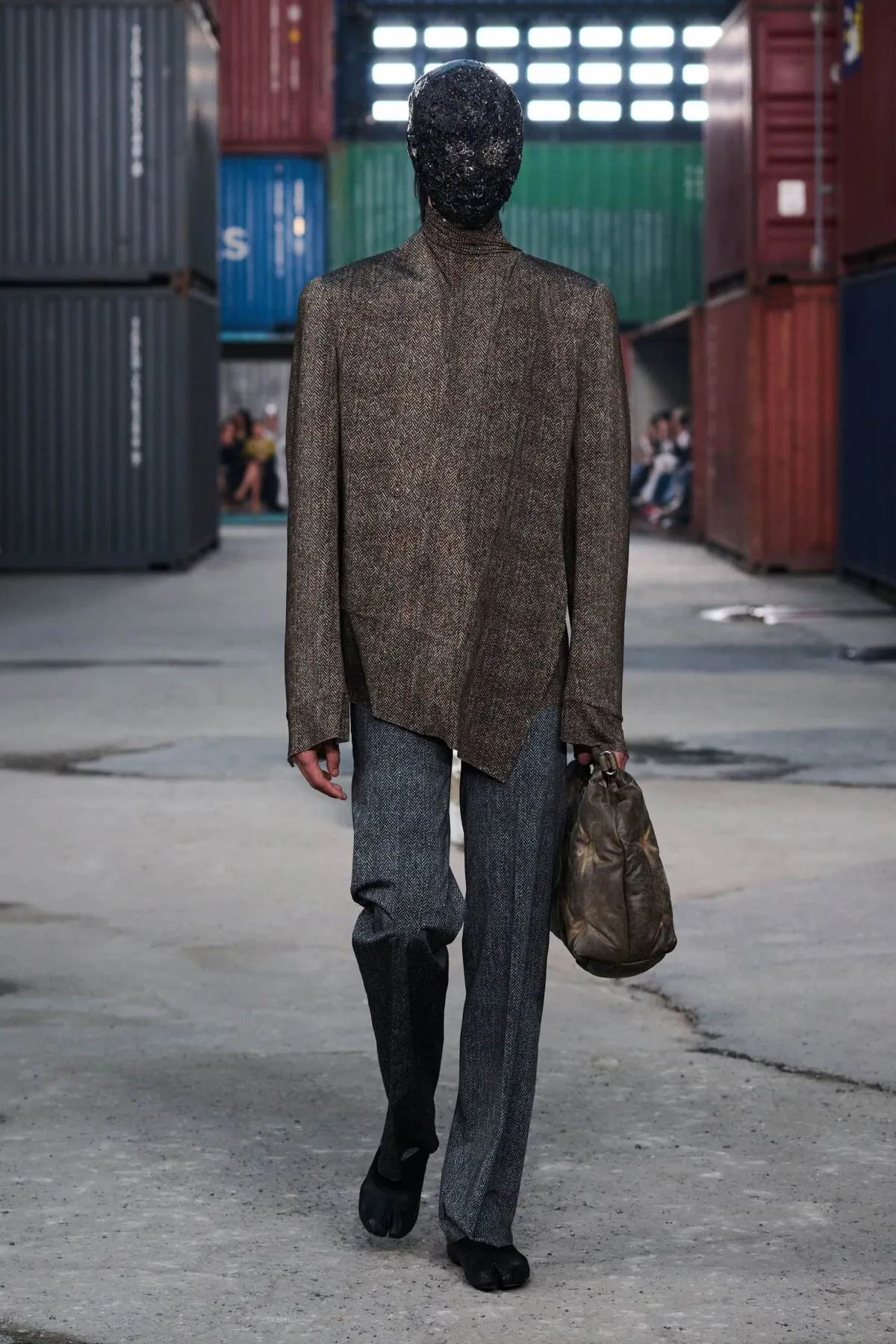 Maison Margiela réinvente le tailleur masculin avec un défilé automne 2026 radical à Shanghai