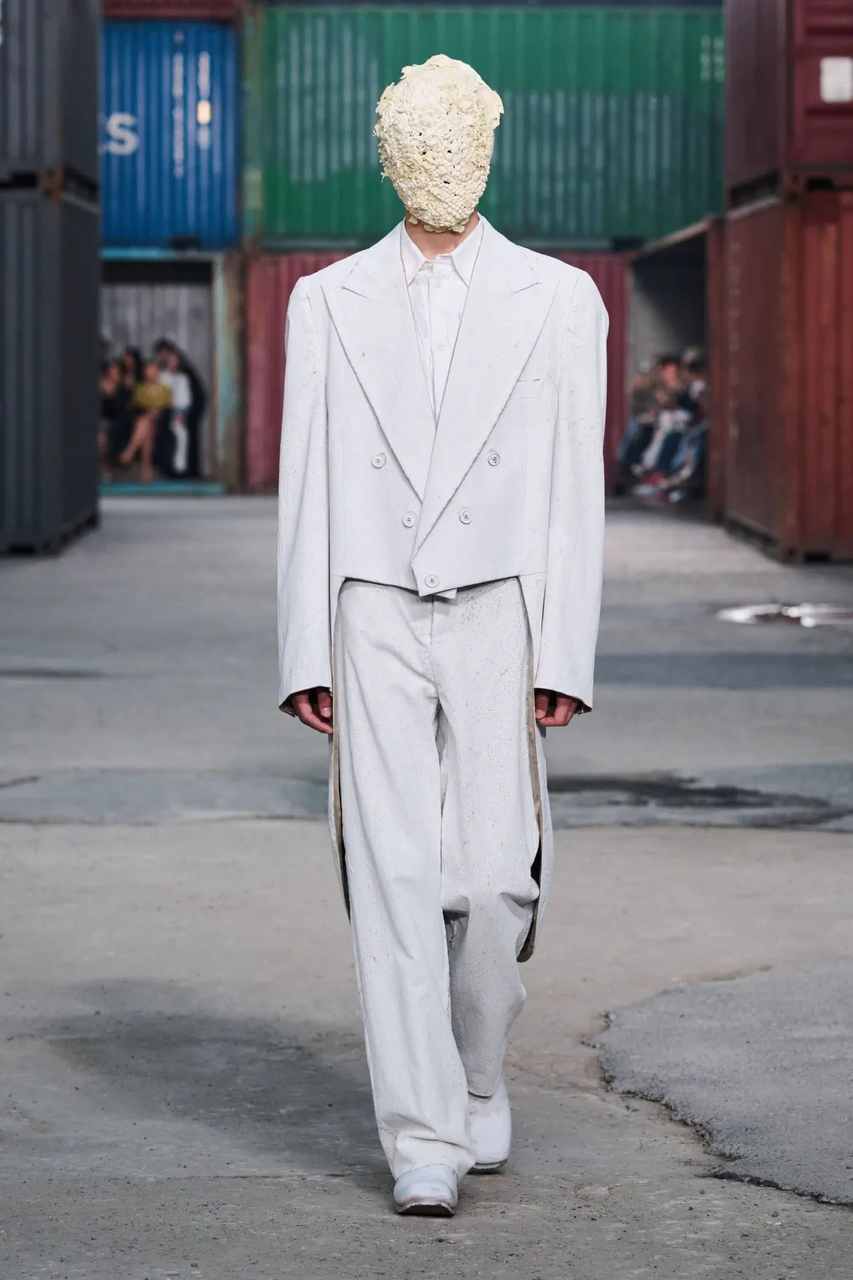 Maison Margiela réinvente le tailleur masculin avec un défilé automne 2026 radical à Shanghai