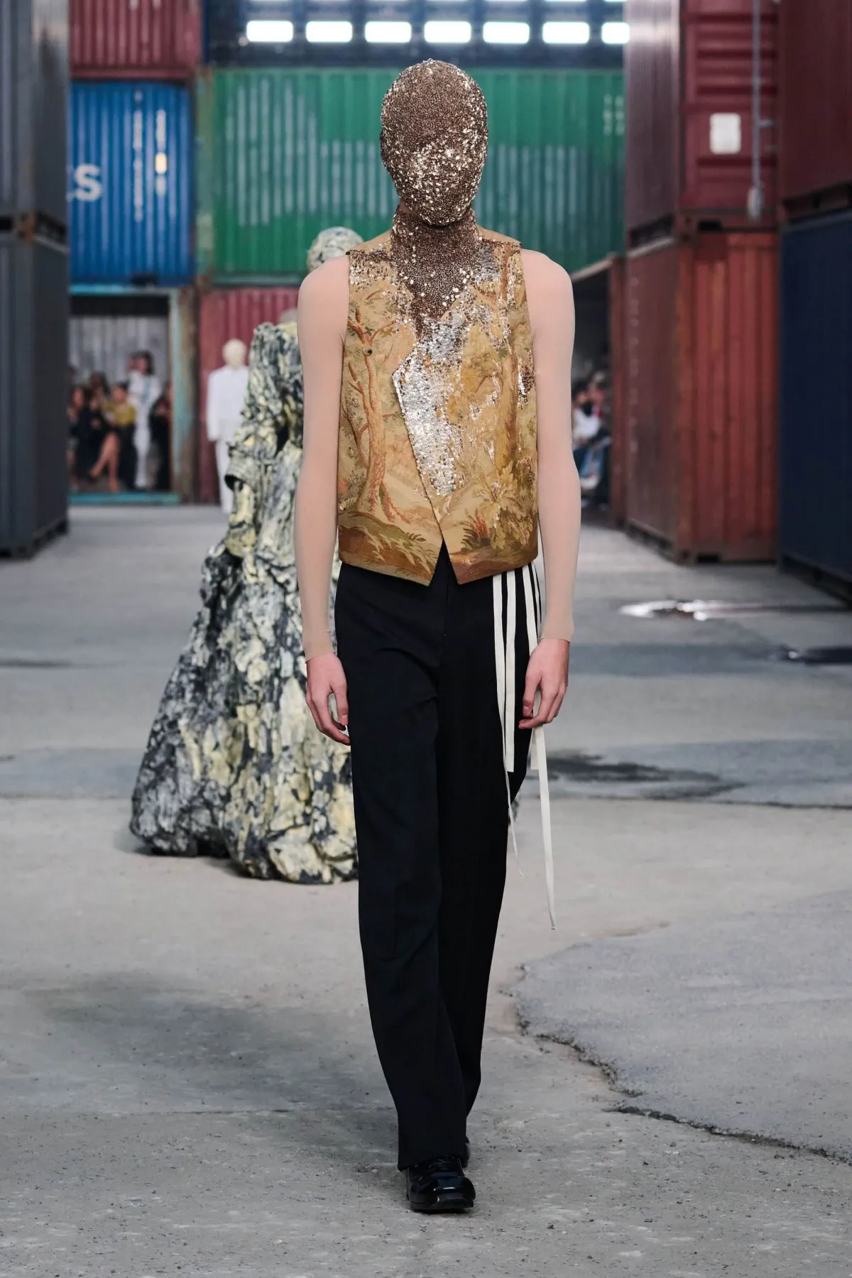 Maison Margiela réinvente le tailleur masculin avec un défilé automne 2026 radical à Shanghai