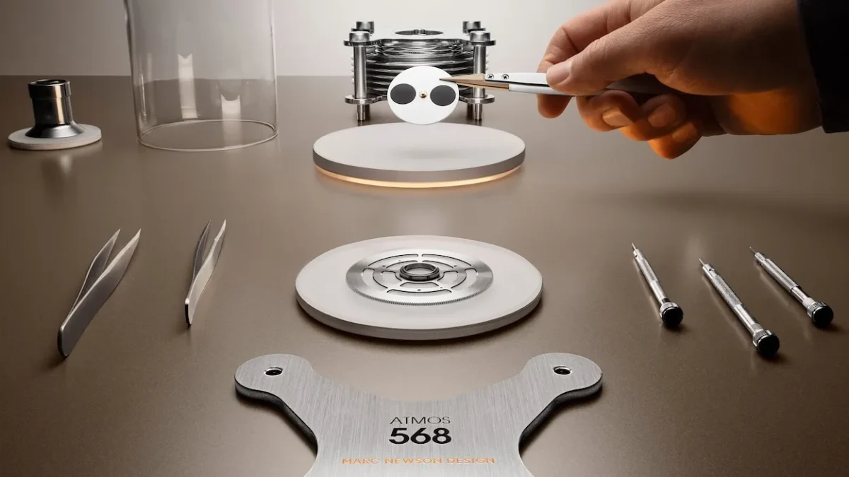 La nouvelle Atmos Designer 568 de Jaeger-LeCoultre par Marc Newson défie les lois de la physique à Milan