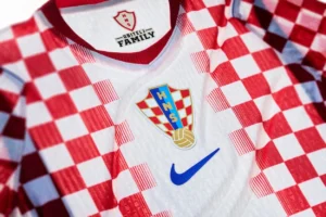 Nike Football Tenues de lequipe de Croatie Mondial 2026 0 Pour le Mondial 2026, Nike habille l'équipe de Croatie avec un hommage à un match de 1990