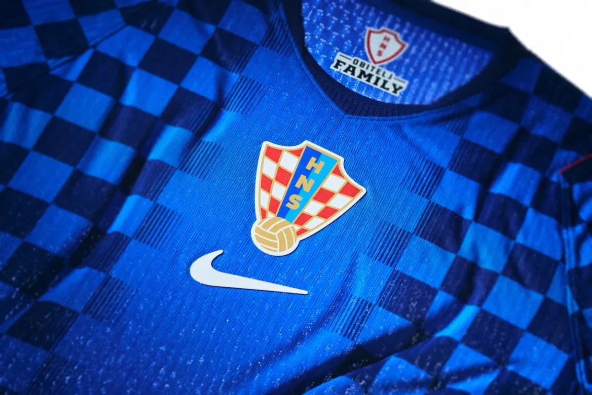 Nike Football Tenues de lequipe de Croatie Mondial 2026 4 Pour le Mondial 2026, Nike habille l'équipe de Croatie avec un hommage à un match de 1990