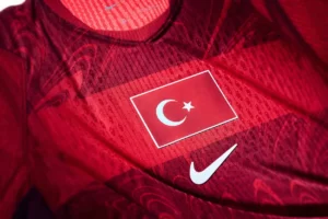 Nike Football Tenues de lequipe de Turquie Mondial 2026 0 Pour le Mondial 2026, Nike habille l'équipe de Turquie avec une collection inspirée de l'art de l'Ebru