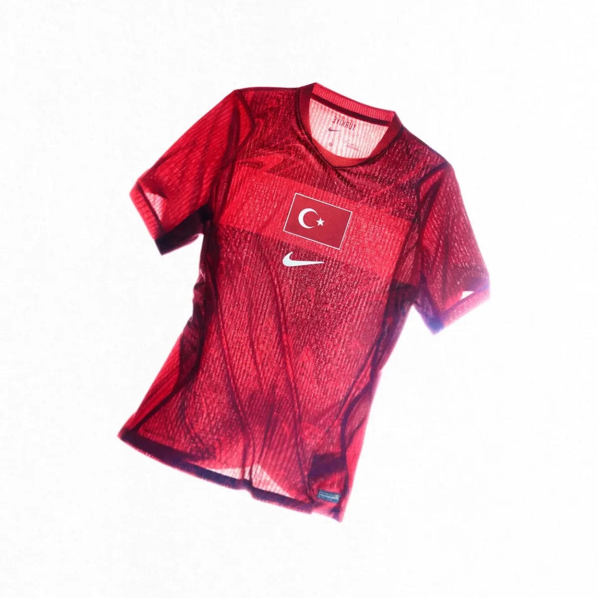 Nike Football Tenues de lequipe de Turquie Mondial 2026 4 Pour le Mondial 2026, Nike habille l'équipe de Turquie avec une collection inspirée de l'art de l'Ebru