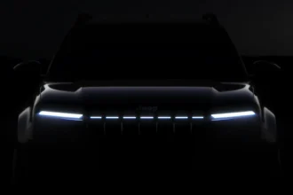 La Jeep Avenger réinvente sa calandre emblématique et accélère sa transition vers l'électrique