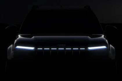 La Jeep Avenger réinvente sa calandre emblématique et accélère sa transition vers l'électrique